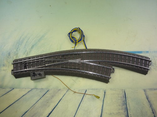 Märklin C-Gleis Bogenweiche rechts mit Antrieb und Weichenlaterne