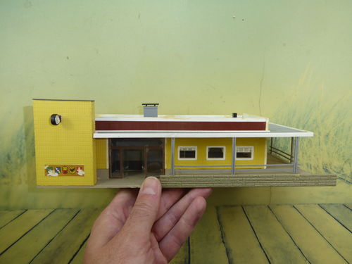 gelbes Bahnhofsgebäude
