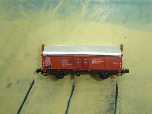 Güterwagen mit silbernem beweglichem Dach