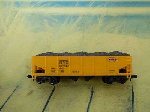 Gelber NYC Güterwaggon mit Kohle