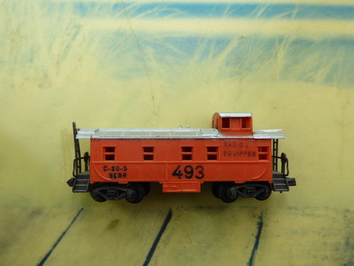 Arnold orangener US Güterwagen 493