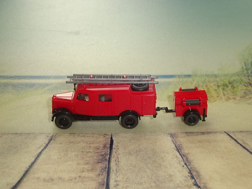Wiking Feuerwehrauto mit Anhänger